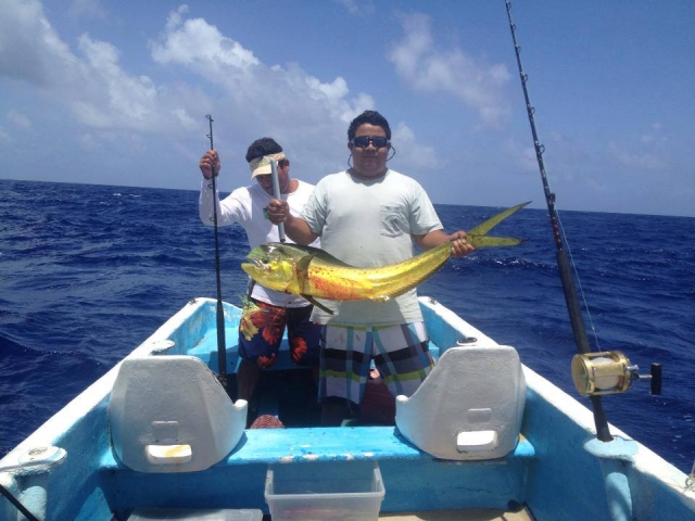 Pescando con nuestra embarcacion